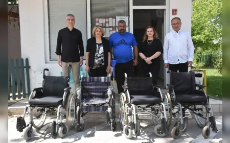 EDREMİT BELEDİYESİ ENGELLİLER HAFTASI’NDA İHTİYAÇ SAHİPLERİNE TEKERLEKLİ SANDALYE DESTEĞİ SAĞLADI
