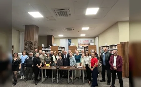 Şehzadeler Belediyesi’nin Düzenlediği Edebiyat Buluşmasında Yazar Hidayet Karakuş Okurlarıyla Bir Araya Geldi