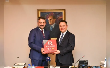 Ankara Kent Konseyi Başkanı Halil İbrahim Yılmaz, DEVA Partisi Genel Başkanı Ali Babacan’ı ziyaret etti