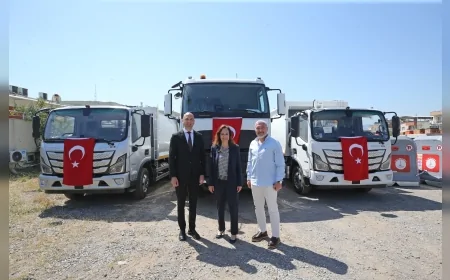 Karşıyaka Belediyesi temizlik filosunu üç yeni çöp kamyonuyla güçlendirdi