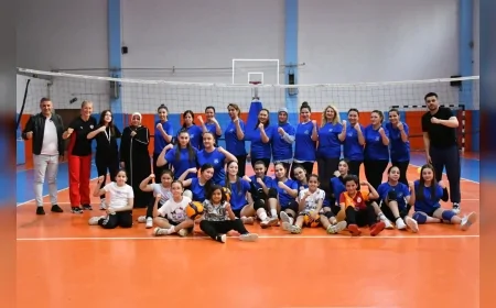 Yunusemre Belediyespor Anneler Günü’nü sporcular ve anneleriyle voleybol sahasında kutladı