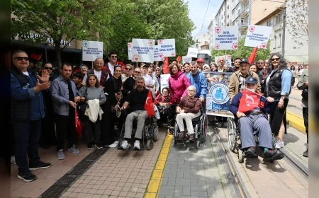 Eskişehir Büyükşehir Belediyesi’nin Engelsiz Sokak Festivali dayanışma ve farkındalık yürüyüşüyle başladı