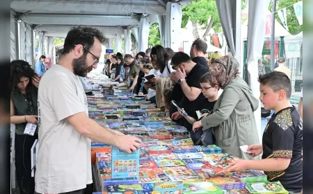 Manisa’da 9. Kitap Fuarı yoğun katılımla sürüyor, yazarlar okurlarla buluşuyor