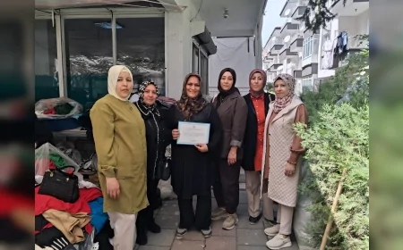 AK Parti Yeşilyurt Kadın Kolları Esnaf Ziyaretlerinde Cumhurbaşkanı Erdoğan’ın Teşekkür Belgelerini Takdim Etti