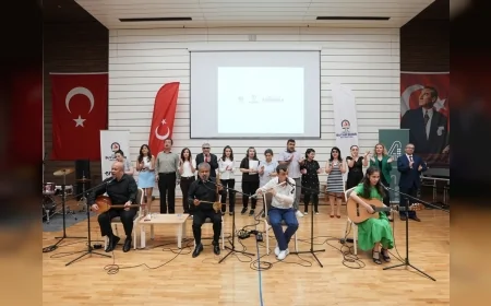 Denizli Büyükşehir Belediyesi’nin “Dizelerden Ezgilere” gecesinde şiir ve türküler engelsiz sahnede buluştu