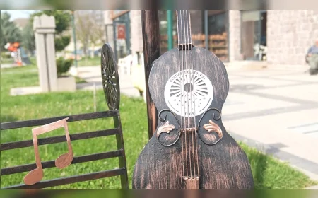 Gölbaşı Belediyesi Hurda Malzemelerden Yaptığı “Müzikli Bank”ı Sanat Sokağı’na Yerleştirdi
