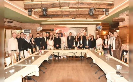 Manisa Dostlar Meclisi’nde Üniversite Öğrencileri Konuştu: “Barınmadan Güvenliğe Sorunlar Görmezden Gelinmemeli”
