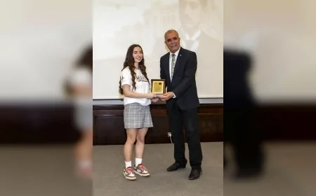 İzmir’de Hasan Tahsin temalı şiir yarışmasının ödülleri sahiplerini buldu, gençlere tarih ve edebiyat vurgusu yapıldı