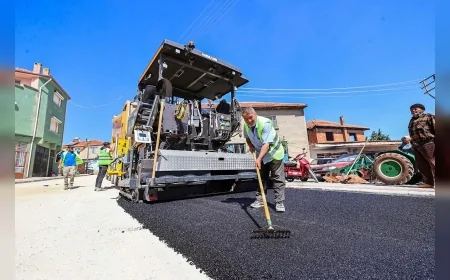 Denizli Büyükşehir Belediyesi Çal Akkent Mahallesi’nde 1100 Metrelik Sıcak Asfalt Çalışması Başlattı