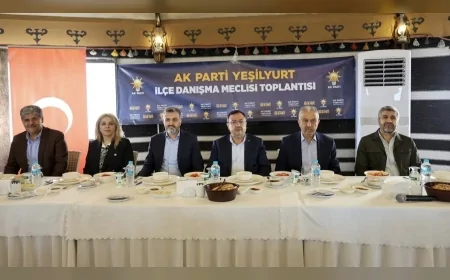 AK Parti Yeşilyurt İlçe Danışma Meclisi Toplantısında Teşkilat Çalışmaları ve Hizmet Koordinasyonu Ele Alındı