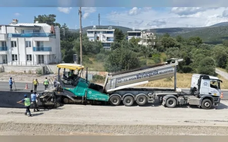 Aydın Büyükşehir Belediyesi Didim Akbük Ana Caddesinde Bayram Öncesi Sıcak Asfalt Çalışmalarını Sürdürüyor