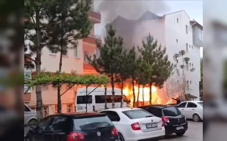 Çorum’da Apartman Bahçesindeki Kameriye Yangını Araçlara Sıçradı