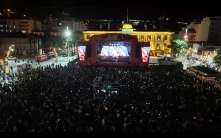 Manisa’da 19 Mayıs Gençlik Festivali Zeynep Bastık Konseriyle Coşkulu Başlangıç Yaptı
