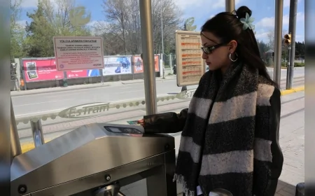 Eskişehir Büyükşehir Belediyesi’nin “Bas Geç” uygulaması 102 bin öğrenciyi ulaşımda destekledi