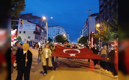 Çorum’da 19 Mayıs coşkusu Fener Alayı yürüyüşü ve Grup Norm konseriyle kutlandı