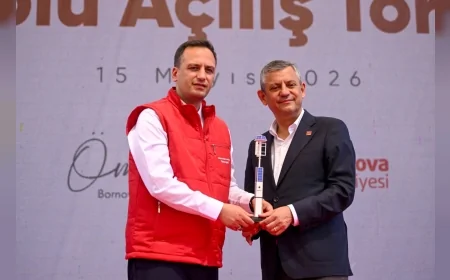 Bornova Belediyesi parklarda hibrit enerji direkleriyle temiz enerji dönemini başlattı