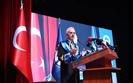 ULAŞTIRMA VE ALTYAPI BAKANI ABDULKADİR URALOĞLU: “DAHA ÇOK ÇALIŞACAĞIZ VE BU ÜNVANA LAYIK OLMAK İÇİN GAYRET SARF EDECEĞİZ”