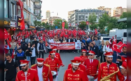 Maltepe’de 19 Mayıs Coşkusu Meşaleli Yürüyüş ve Zeynep Bastık Konseriyle Zirveye Taşındı