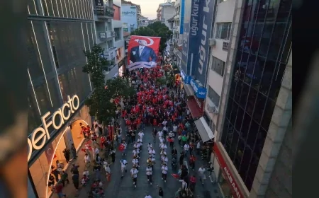 Karşıyaka’da binlerce kişinin katıldığı 19 Mayıs kortejinde Cumhuriyet ve Atatürk vurgusu öne çıktı!