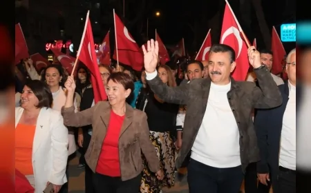 Dikili’de coşku Türk bayrakları ve meşalelerle düzenlenen yürüyüşe taşındı