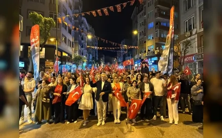 Bandırma’da 19 Mayıs korteji gençlerin coşkusu ve marşlarla sokaklara taşındı