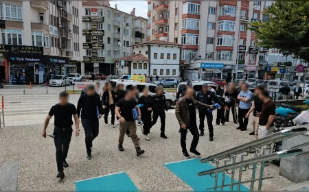 Çorum’da güzellik salonu soruşturmasında müşteri hesaplarını boşalttıkları iddia edilen 5 şüpheli adliyeye sevk edildi