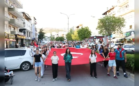 Çiğli’de 19 Mayıs Coşkusu Fener Alayı ve Kortej Yürüyüşüyle Sokaklara Taştı