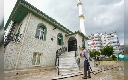 Gaziemir Belediyesi Kurban Bayramı öncesi cami ve mezarlıklarda kapsamlı temizlik gerçekleştirdi