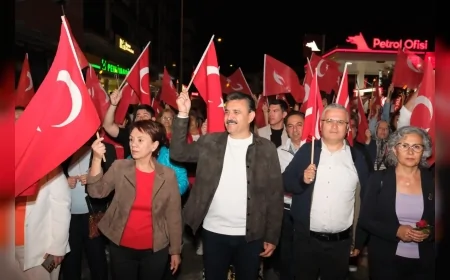 Dikili’de 19 Mayıs kutlamaları meşaleli gençlik yürüyüşü ve konserle sürdü