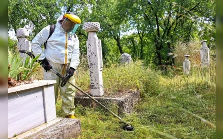 Denizli Büyükşehir Belediyesi bayram öncesi 115 mezarlıkta temizlik ve bakım çalışmalarını yoğunlaştırdı