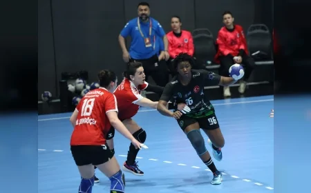 Bursa Büyükşehir Belediyespor Kadın Hentbol Takımı Sezonu Üç Kupayla Tamamladı