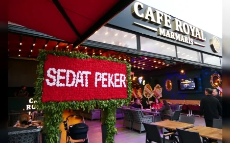 Marmaris’te açılan Cafe Royal etkinliğinde “Sedat Peker” yazılı çelenk dikkat çekti