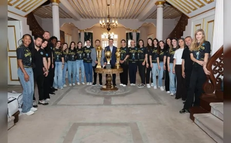 Bursa Büyükşehir Belediyespor Kadın Hentbol Takımı şampiyonluk kupalarıyla Başkan Vekili Şahin Biba’yı ziyaret etti