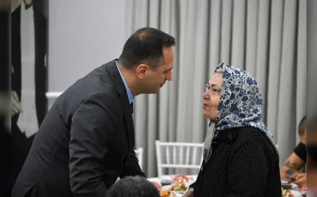 Bornova’nın çınarları Sağlıklı Yaş Alma Merkezi’nde bayram sevincini şarkılarla paylaştı