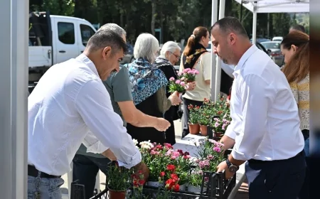 Manisa Büyükşehir Belediyesi 17 ilçede mezarlıklarda bayram öncesi çiçek ve bakım hizmeti gerçekleştirdi