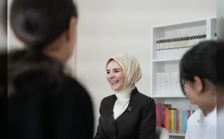 Aile ve Sosyal Hizmetler Bakanı Mahinur Özdemir Göktaş bayramda çocuklar, yaşlılar ve şehit ailesiyle buluştu