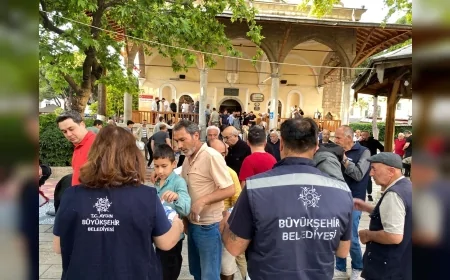 Aydın Büyükşehir Belediyesi Kurban Bayramı’nda Vatandaşlara Lokum ve Limonata İkram Etti