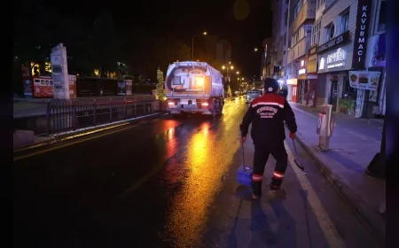 Nevşehir Belediyesi Kurban Bayramı Öncesi Gece Mesaisiyle Cadde ve Sokaklarda Temizlik Seferberliği Gerçekleştirdi