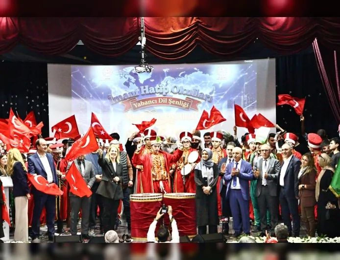 İzmir’de İmam Hatip Okulları Yabancı Dil Şenliği Yoğun Katılımla Gerçekleştirildi