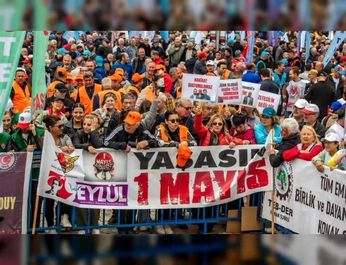 İzmir Gazeteciler Cemiyeti 1 Mayıs’ta yürüdü “Özgür basın susturulamaz”