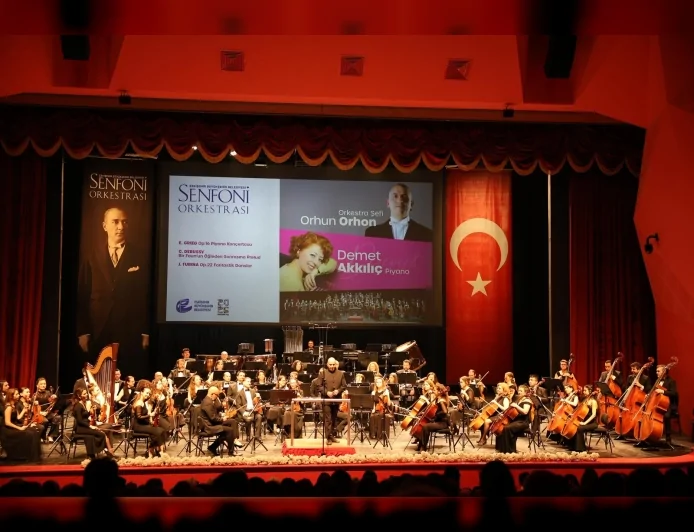 ESKİŞEHİR’DE SENFONİ ORKESTRASI KONSERİ KLASİK MÜZİKSEVERLERE UNUTULMAZ BİR GECE YAŞATTI