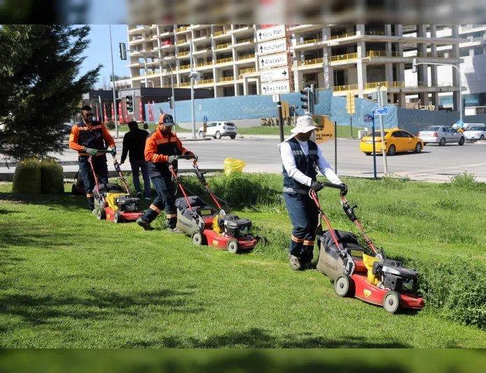Çankaya’da Park ve Yeşil Alanlarda Çim Biçme Çalışmaları Hız Kesmeden Sürüyor