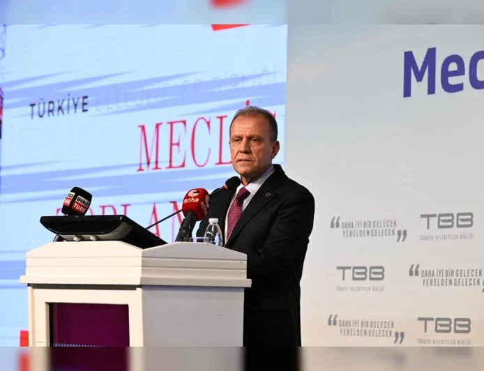 Mersin Büyükşehir Belediye Başkanı Vahap Seçer 446 oyla Türkiye Belediyeler Birliği Başkanı seçildi