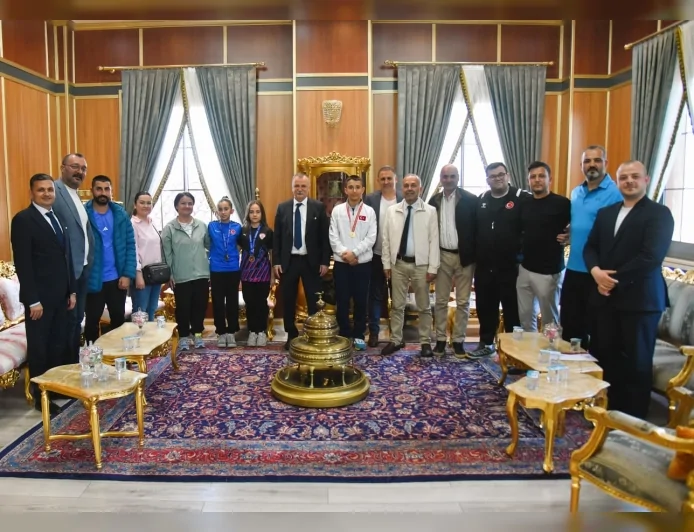 Yunusemre Belediye Başkanı Semih Balaban şampiyon sporcuları makamında ağırladı