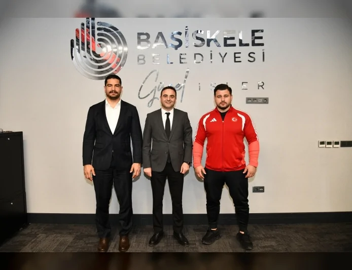 Başiskele Belediye Başkanı Yasin Özlü milli güreşçiler Taha Akgül ve Rıza Kayaalp’i ağırladı
