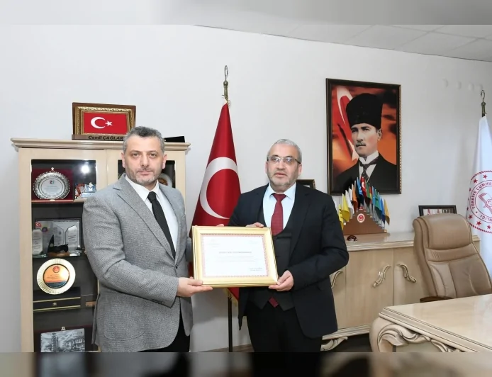 İl Sağlık Müdürü Prof. Dr. Sinan Zehir, Beslenme Dostu İşyeri Belgesini Çorum İl Milli Eğitim Müdürü Cemil Çağlar’a Takdim Etti