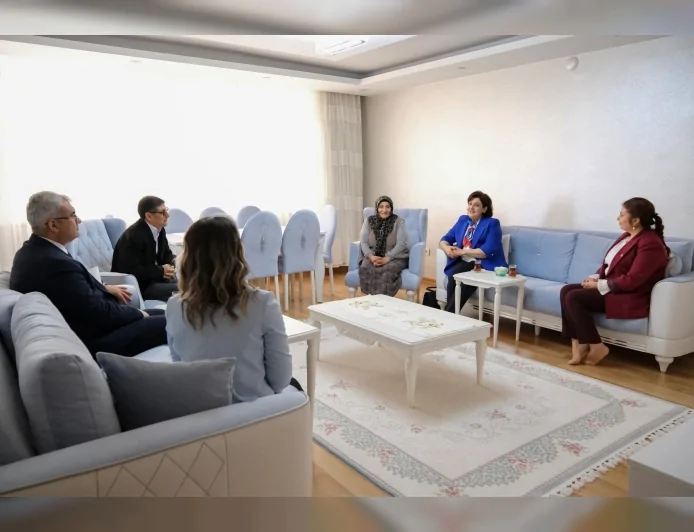 Adana Valisi Mustafa Yavuz’un Eşi Süreyya Yavuz’dan Şehit Annelerine Anneler Günü Öncesi Anlamlı Ziyaret