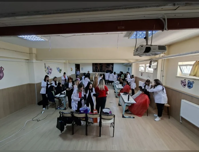 Çorum’da meslek lisesi öğrencileri çocuklara ücretsiz saç kesimi yaptı