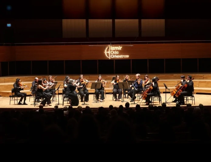 İzmir Oda Orkestrası Ahmed Adnan Saygun Sanat Merkezi’nde Jana Kuss ve William Coleman ile sahne aldı