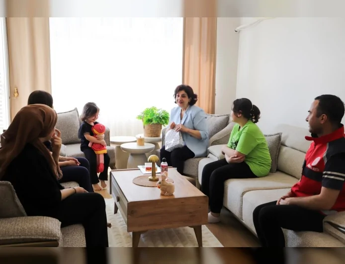 Adana Valisi Mustafa Yavuz’un eşi Süreyya Yavuz SED ailelerini ziyaret etti: “Devletimizin şefkat eli çocuklarımızın yanında”